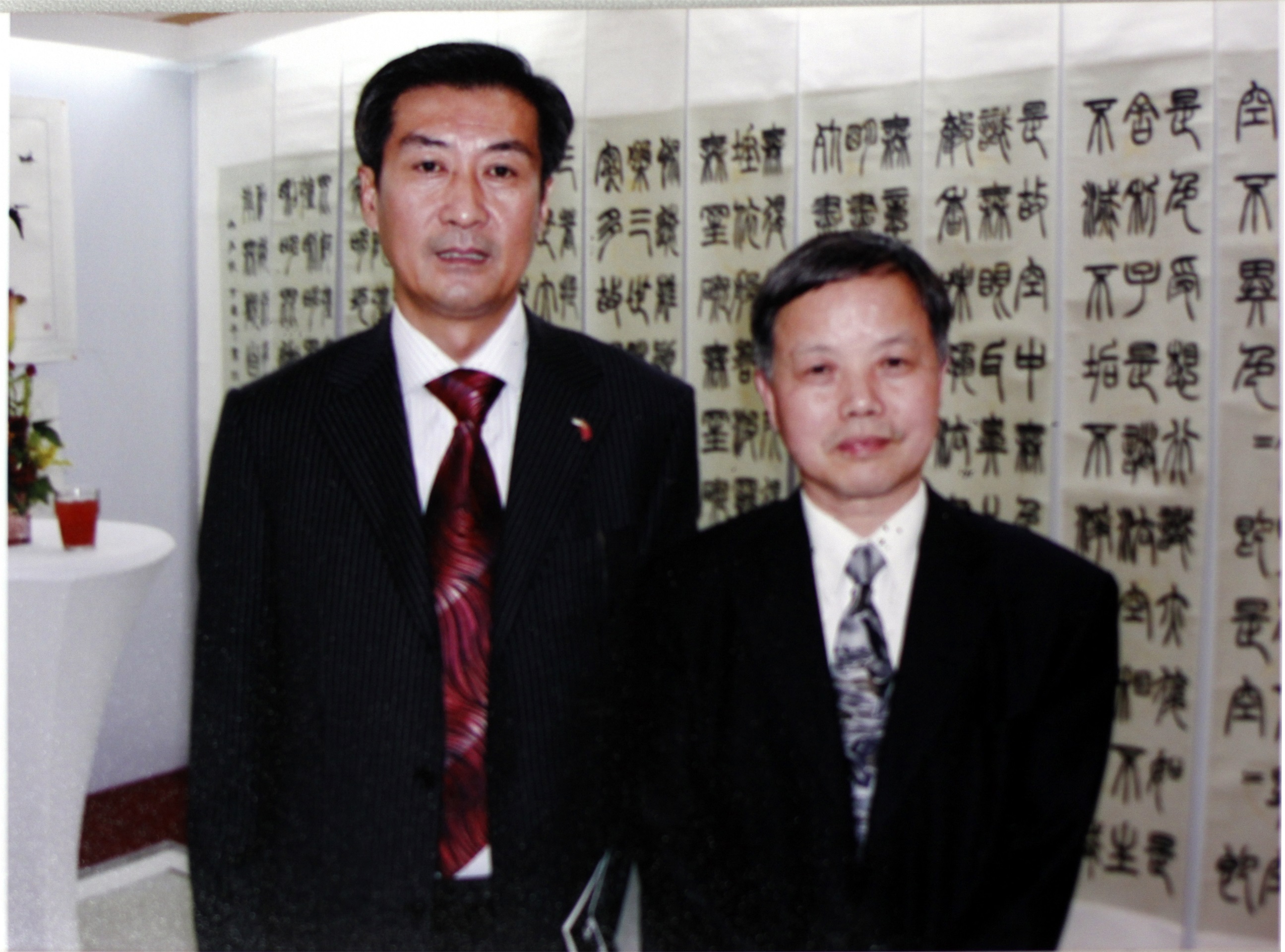 2008年4月，在迪拜书画陶瓷联展会与中国驻阿联酋大使高育生合影。