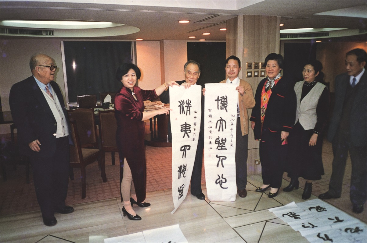 方国兴应邀赴香港南洋银行作画，董事长庄世平先生捧着作品。