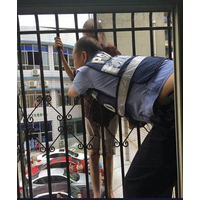源安护栏传递正能量：最温暖拥抱 广汉民警站护栏弯腰抱遇险老人近30分钟