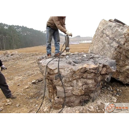 基坑岩石拆除用什么设备好 迪戈液压劈裂机