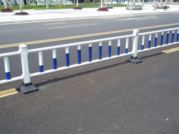 鹤壁供应道路护栏京式护栏面包管护栏交通隔离护栏厂家