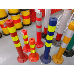 供应柔性柱道路标柱弹力柱柔性柱PU警示柱铁立柱防撞设施价格