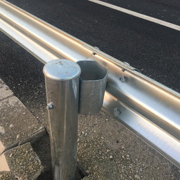 汉川地区供应波形护栏 镀锌护栏板 高速公路防撞护栏