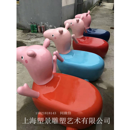 新疆小猪佩奇座椅雕塑 商场摆设品