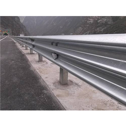 高速公路护栏板安装_贵阳高速公路护栏_通程护栏板