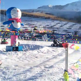 在雪地上疯狂旋转 雪地转转 滑雪场设备旋转雪圈雪地滚筒
