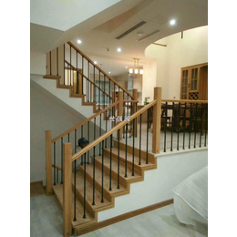 长沙铁艺楼梯扶手安装-实木扶手和铁艺护栏栏杆组合