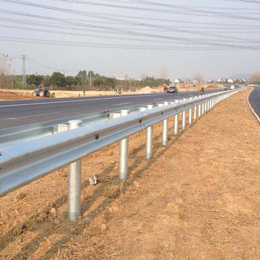 高速公路护栏怎样施工|柯尔克孜公路护栏|通程护栏板(查看)
