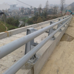 龙哲护栏厂家(查看)_塔城地区钢结构防撞护栏