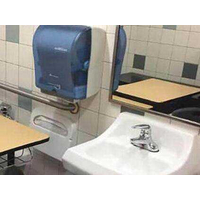 课桌被安排在厕所 学校差别对待学生惹怒家长