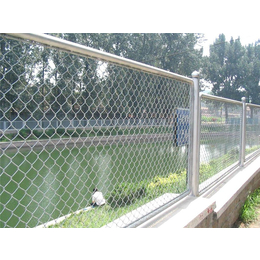 厂家现货供应可定制体育场围网高尔夫围网 球场勾花网包塑护栏网