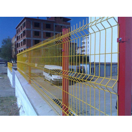 河北华久围栏批发定制园林三折弯防护围栏网喷塑桃型柱护栏定制