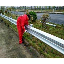 扬州高速波形护栏-君宏护栏-高速波形护栏图片