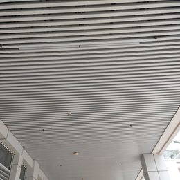 广州火车站铝天花吊顶 白色铝方通 白色铝格栅