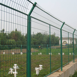 养鸡双边护栏网 圈地浸塑护栏网 果园护栏网现货