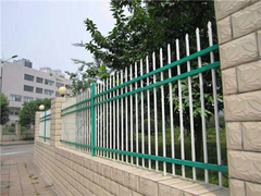绿配白1.5米高锌钢护栏