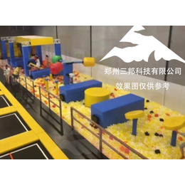 做在球池里的青少年孩子闯关道具制作