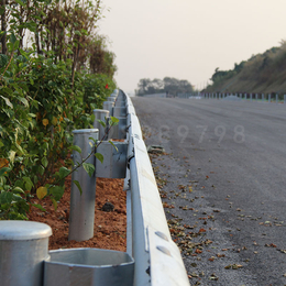深圳高速公路防撞安全波形护栏板工地养殖铁丝围栏景区波形护栏