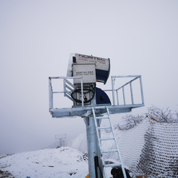 甘肃兰州黄河石林滑雪场造雪现场 采购造雪机设备耐温好
