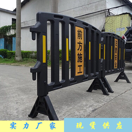 新料带黄黑反光膜塑料胶马护栏 工地施工常用隔离围栏