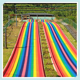 在炎炎的夏季 玩彩虹滑道 七彩滑道 感受风的温度