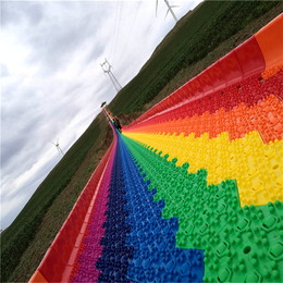 色彩靓丽七彩滑道 景点彩虹滑道 吸引拍照留念项目