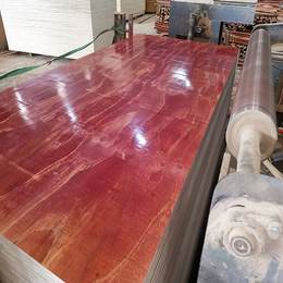 木模板采用松木面桉木芯 密实度好 板面平整光滑 工程建筑模板