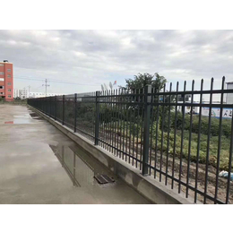 阳台护栏主要由锌钢护栏-塑钢材料组成-耐腐蚀-使用寿命长