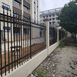 三亚项目部锌钢护栏 湛江庭院围墙铁栅栏 厂家学校铁艺围栏												缩略图