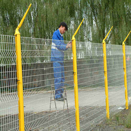 揭阳园林防护铁丝网 云浮厂区防盗隔离栅 绿色折弯铁丝围网													