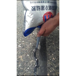 华通聚氨酯灌缝胶在道路灌缝领域*