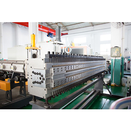 生产格子板设备-青岛合固木塑机械公司-西藏格子板生产设备