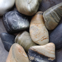 鹅卵石 五彩石 供应黑色碎石 五彩石子 五彩水洗石