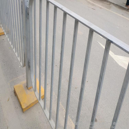 中分带栏杆按图定做 深圳港式护栏现货 人行道隔离栏